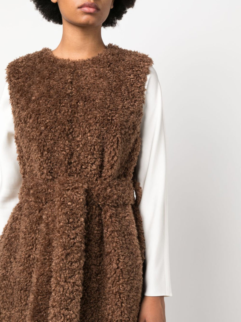 Perform sleeveless faux-fur coat