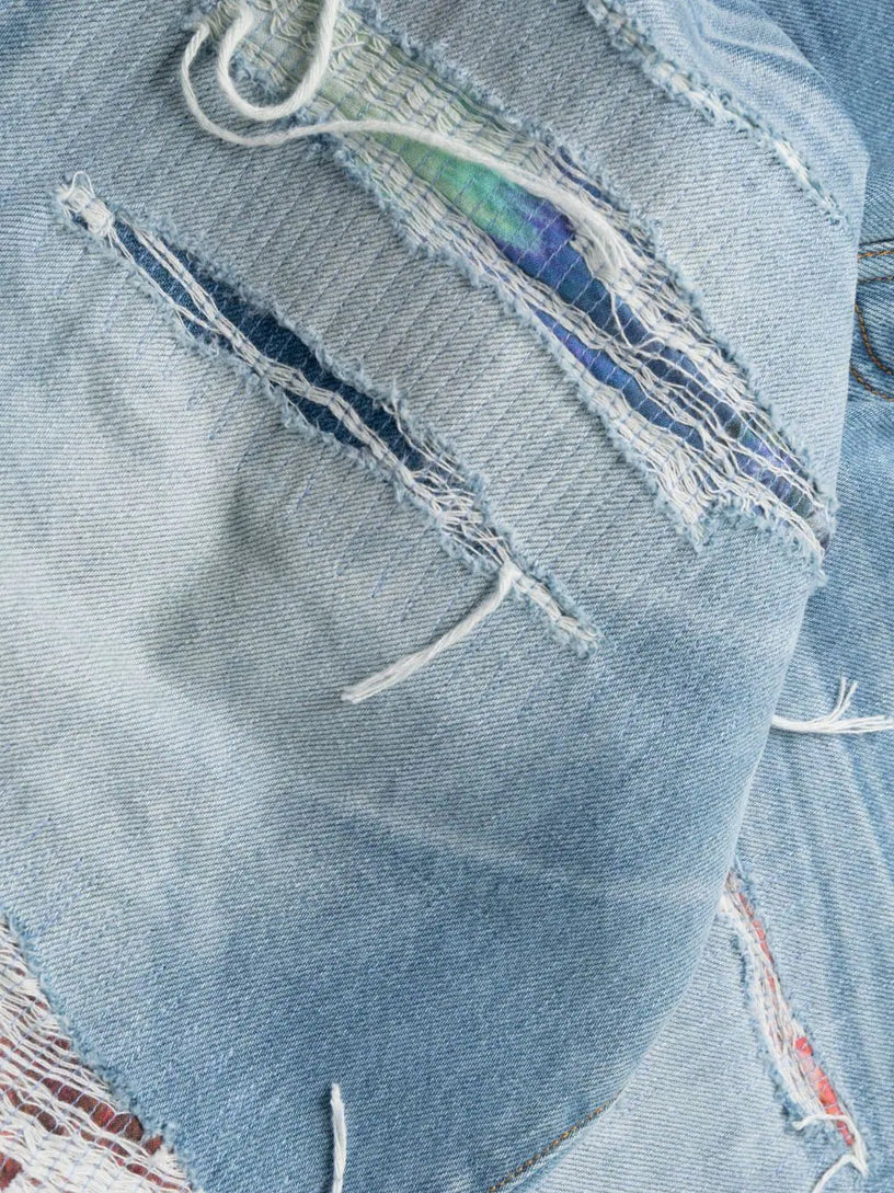 Distressed lose-fit jeans