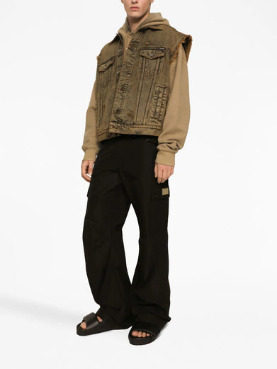 Cargo pants with brand plate