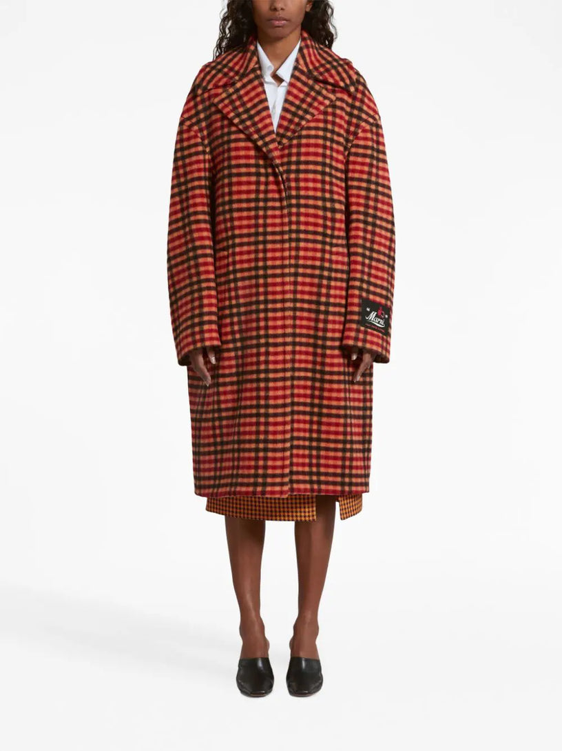 Coat with wavy check pattern