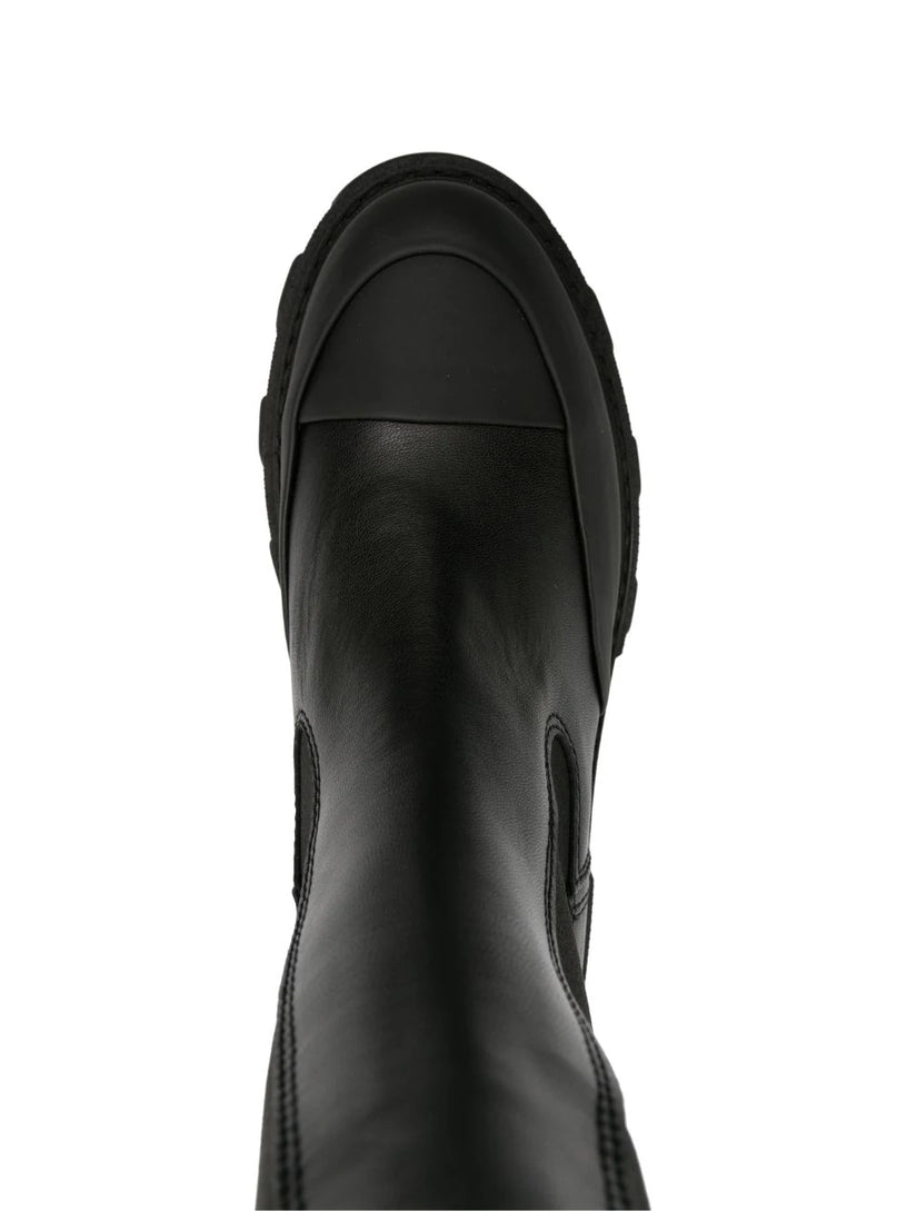 Medium Chelsea boots with black stitching