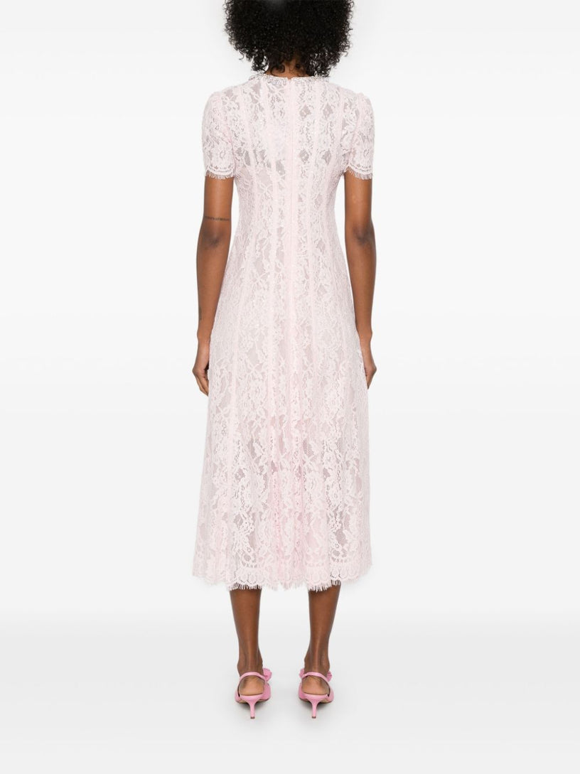 Midi dress decorated in lace